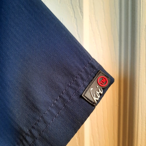 Koi lite scrubs serenity double zipper top. Size XXS - Picture 5 of 9